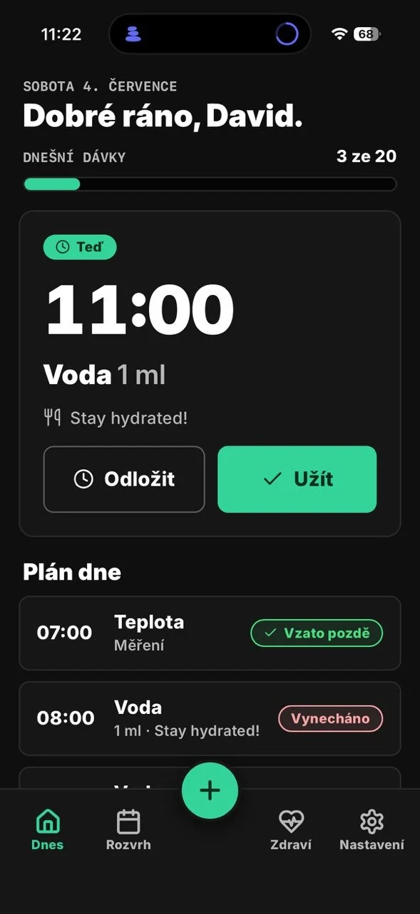 Obrazovka Dnes v tmavém režimu: dávka Voda 1 ml na 11:00 s tlačítky Odložit a Užít.