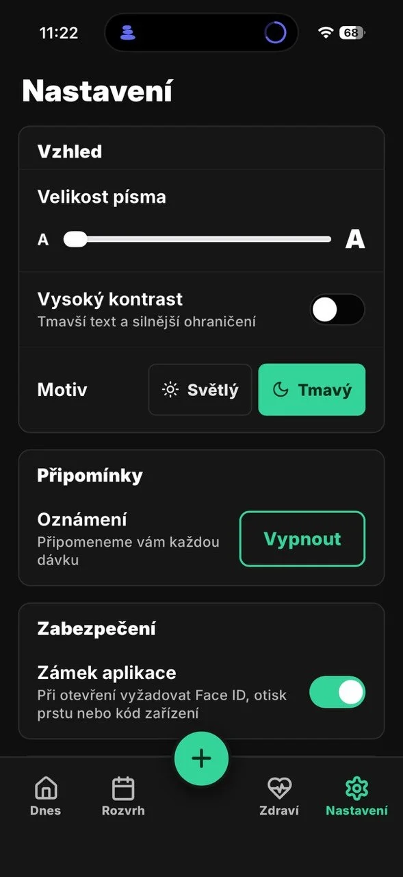 Obrazovka Nastavení: posuvník velikosti písma, přepínač vysokého kontrastu a volba světlého či tmavého motivu.